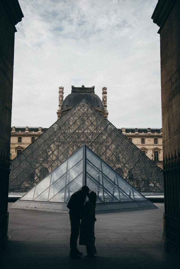 Couple Love-Story photoshoot at the Louvre museum in Paris