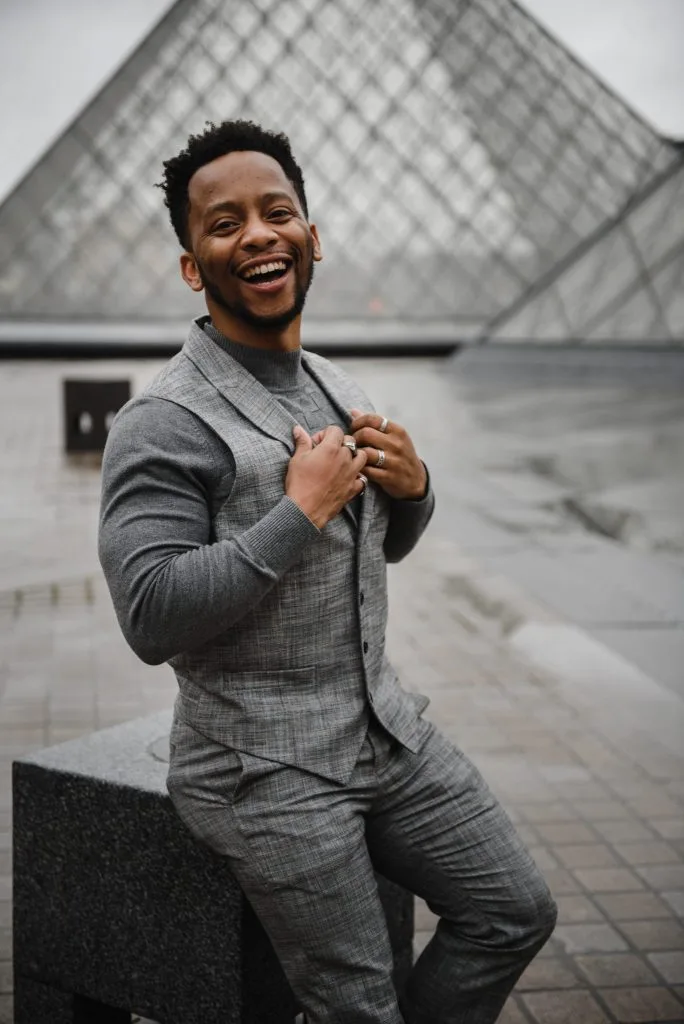 photographer in Paris, male portrait in Paris at the Louvre museum