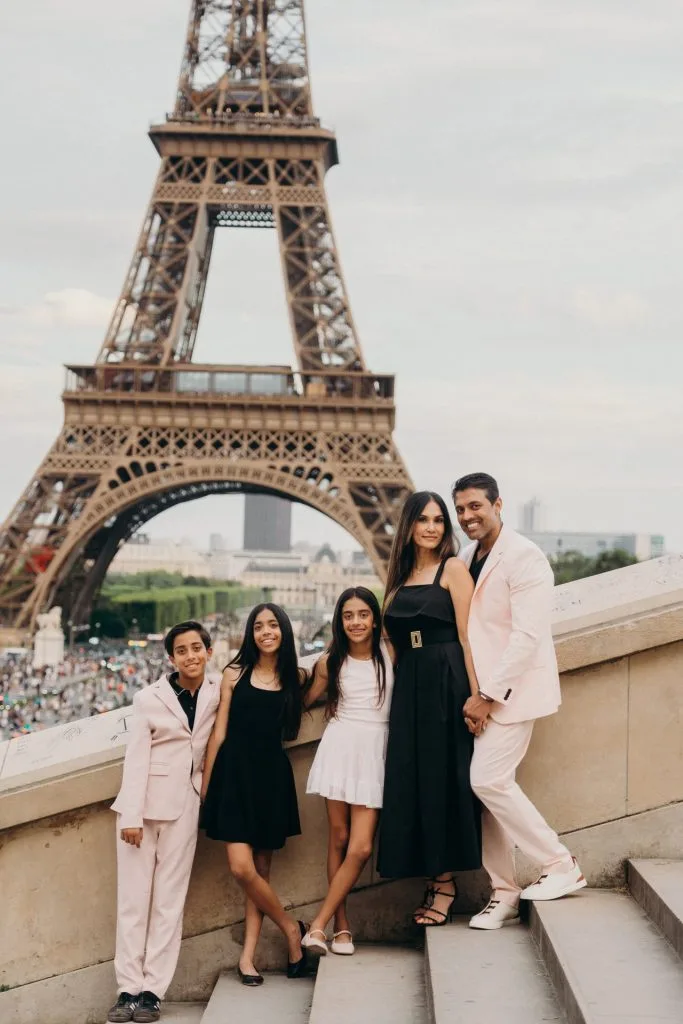 Family photoshoot in Paris at the Eiffel Tower, Paris photographer 