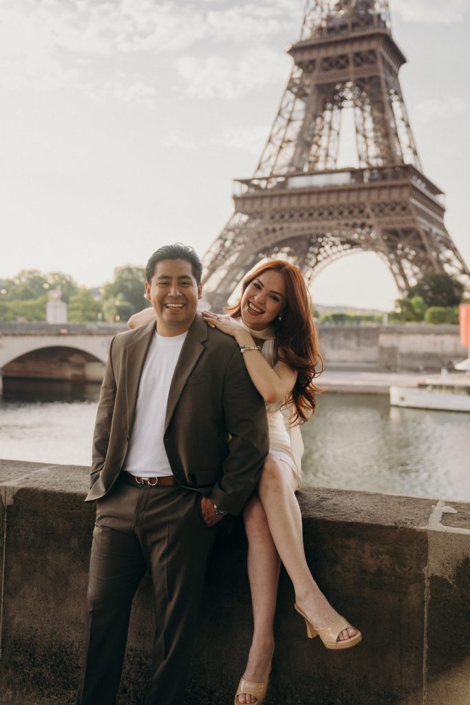 Couple photoshoot at the Seine river, Paris photographer
