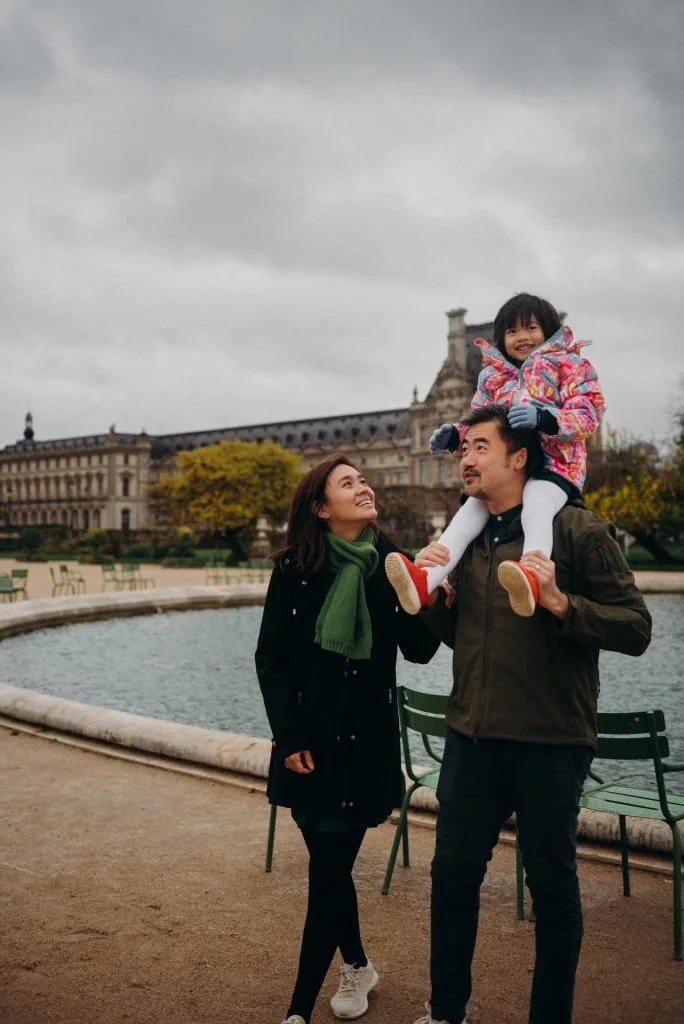 Family photoshoot in Paris at the Louver museum, Paris photographer 
