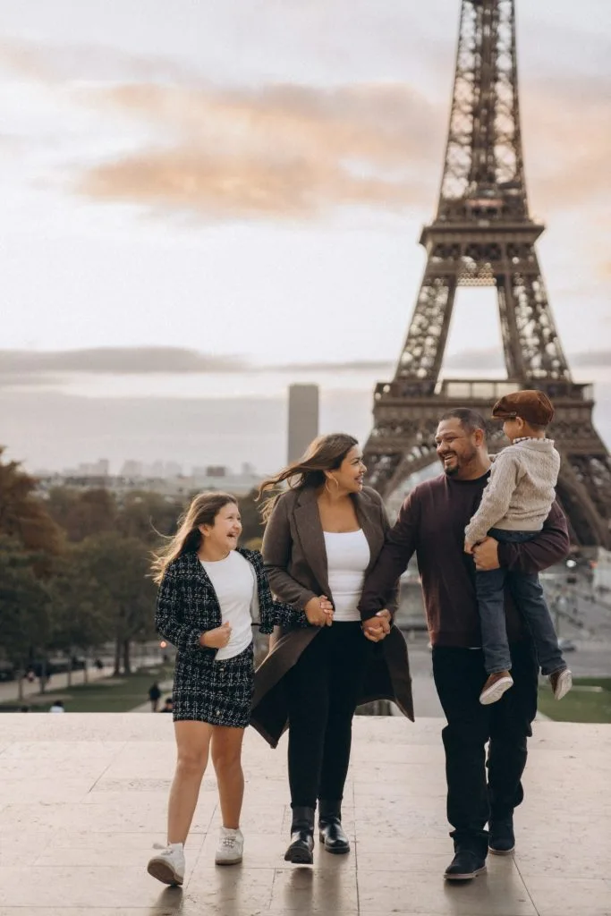 Family photoshoot in Paris at the Eiffel Tower, Paris photographer 