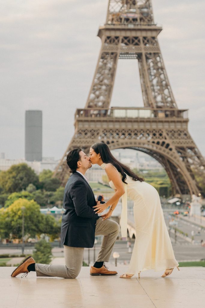 Proposal in the front of the Eiffel Tower from Trocadero square, photoshoot in Paris