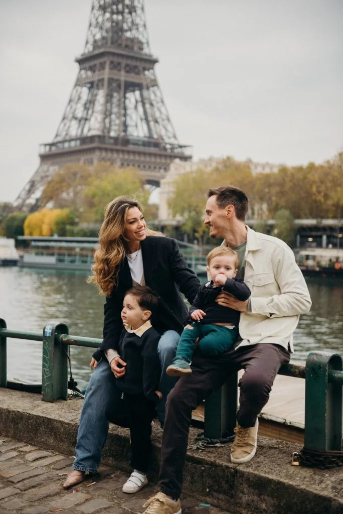 Family photoshoot in Paris near the Seine river at the Eiffel Tower, Paros photographer