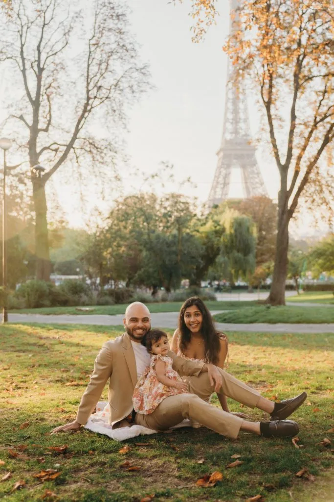 Family photoshoot in Paris at the Eiffel Tower, Paris photographer 
